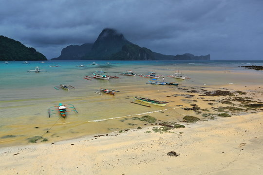 Fishing and tour boats stranded-moored at El Nido beach-Palawan-Philippines-0808