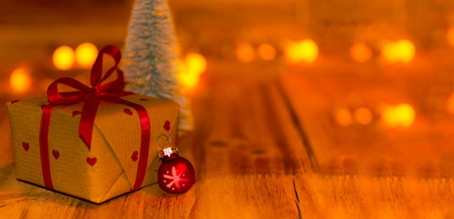 Kleines Geschenk mit Herz, Freiraum, Panorama