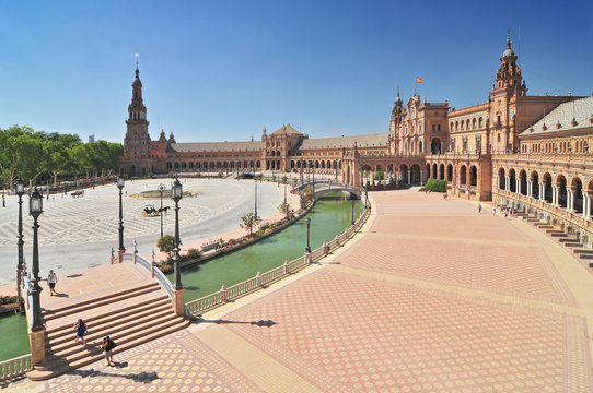 Plaza de Espana (Place d' Espagne), built between 1914 and 1928 by the architect Anibal Gonzalez, Sevilla, Andalucia, Spain.