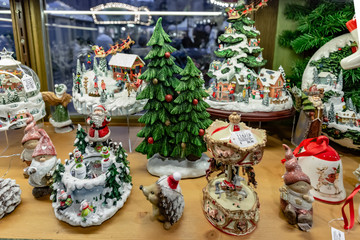 Weihnachtsmarktstand mit Schneekugeln auf dem Wiesbadener Weihnachtsmarkt