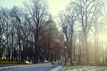 Obraz premium view of St. Isaac's Cathedral through the autumn garden