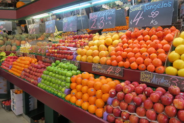 Obstregale mit Äpfel, Orangen, Tomaten