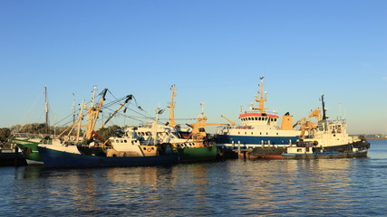 Fototapeta premium Schiffe im Hafen von Stellendam