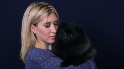 Портрет красивой девушки  с собачкой