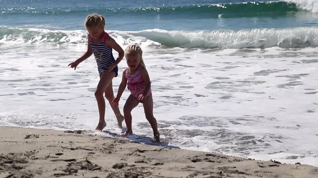 DGS 2016_10_19 Girls Running Away from Beach Waves