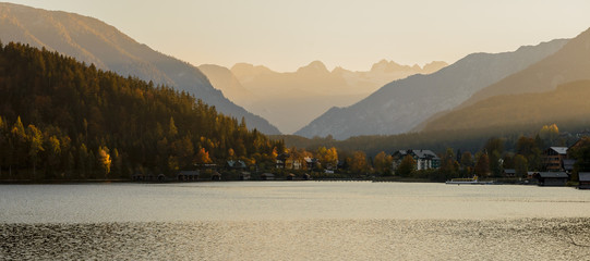 Scène d& 39 automne idyllique dans le lac Altaussee. Lieu : station thermale Altaussee, Liezen District de Styrie, Autriche, Alpes. L& 39 Europe .
