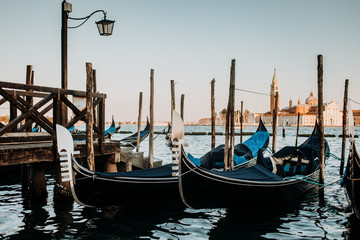 Gondeln am Canale Grande In Venedig Italien 