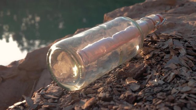 Flaschenpost auf Felsen.
Message in a bottle.