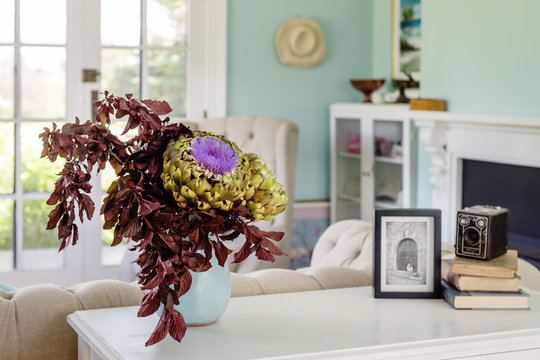 home interior, vase of flowres on sofa table