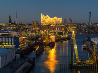 Hamburger Hafen mit Elphilharmonie