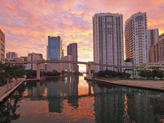 Obraz premium Miami, Florida 11-24-2018 The City of Miami and the Miami River from the South Miami Avenue bridge at sunrise.