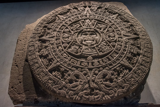 Piedra de Calendario azteca mexicano, escultura en piedra con el sol y jeroglíficos mexicanos