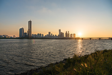 Fototapeta premium 도시 사이로 지는 노을