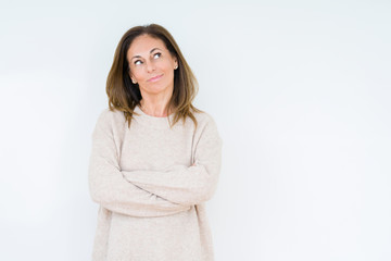 Obraz premium Beautiful middle age woman over isolated background smiling looking side and staring away thinking.