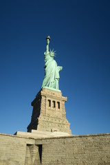 Obraz na płótnie Canvas New York Freiheitsstatue mit strahlend blauem Himmel