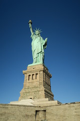 Fototapeta na wymiar New York Freiheitsstatue mit strahlend blauem Himmel