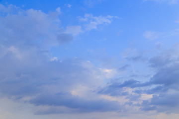 Obraz premium Chmury po deszczu przed zachodem słońca jako tło