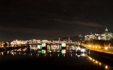 Fototapeta na wymiar Night city view Portland Oregon