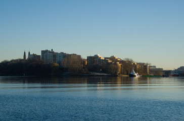 Fototapeta na wymiar Houses a cold frosty day at the lake Malaren in Stockholm at winter