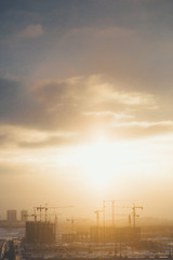 Obraz premium Construction of the building at dawn. Background the city of industry.