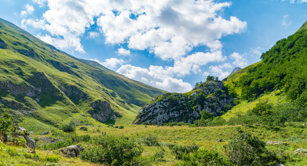 Fototapeta premium Vista dal sentiero 151 da Foce al lago di Pilato