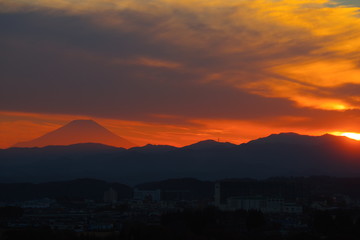 瑞穂町から望む夕暮れの富士山