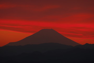 瑞穂町から望む真っ赤な夕暮と富士山