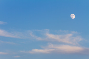 青い空と白い雲と月