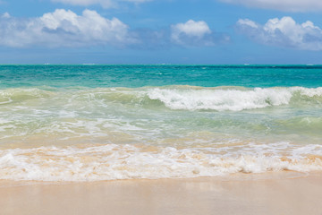 Fototapeta na wymiar Beautiful Waimanalo beach with turquoise water and cloudy sky, Oahu coastline, Hawaii
