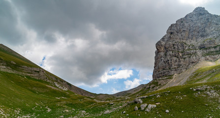 Naklejka premium sentiero da Foce al lago di Pilato