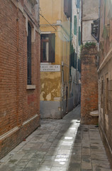 Eine enge menschenleere Gasse in Venedig im November