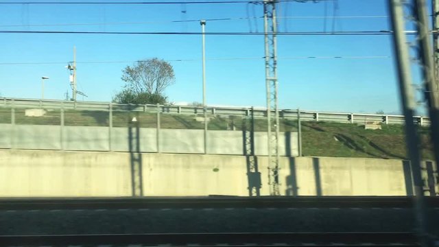 vista dal finestrino di un treno mentre viaggia