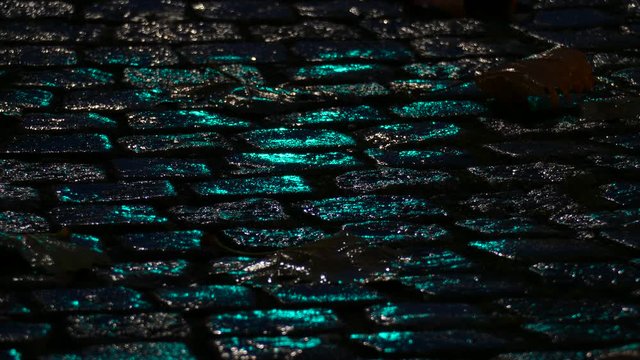 Glitzerndes regennasses Kopfsteinpflaster bei Nacht, hintergrundbild