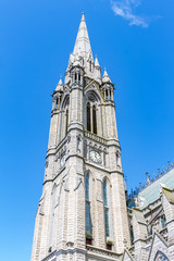 Fototapeta na wymiar Vista de la torre campanario de St Colman’s Cathedral, en la ciudad de Cobh, Ireland