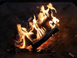 Flammen in Feuerstelle lodern, full HD 1080p Video Footage