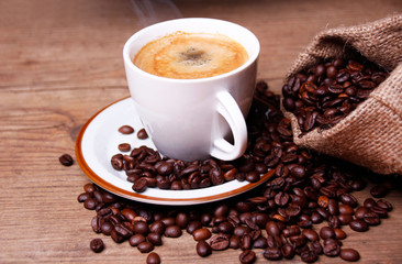 kaffebohnen und tasse heiße kaffee