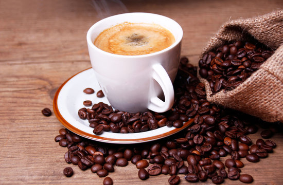 kaffebohnen und tasse hei&szlig;e kaffee