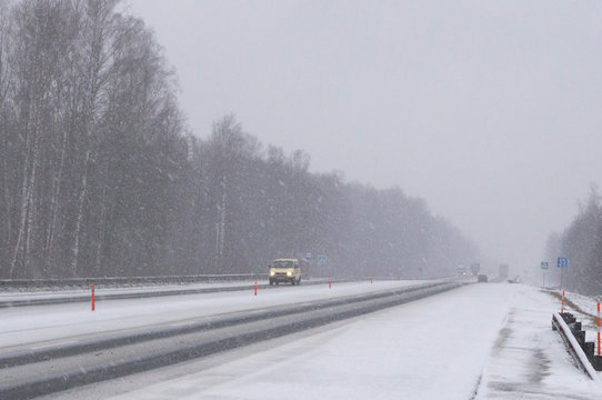 Зима. Автомобильная дорога в метель