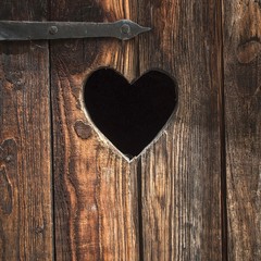 Herzloch in einer alten Holztür
