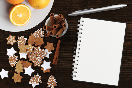 Weihnachtsgeb&auml;ck und Notizblock auf rustikalem Holzuntergrund 