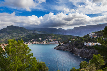 Fototapeta na wymiar Der Hafen Port de Soller auf Mallorca vor dem Hintergrund der Tramuntana Berge