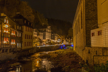 Fototapeta na wymiar Die Rur in Monschau bei Nacht