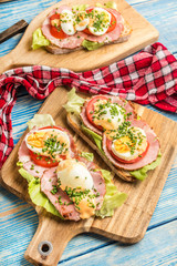 Sandwich with tomatoes, eggs and lettuce.