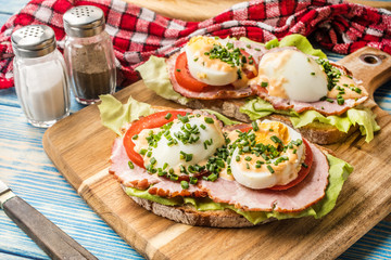 Sandwich with tomatoes, eggs and lettuce.