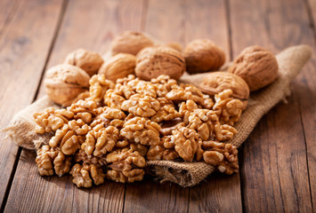 walnuts kernels and whole walnuts