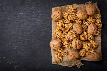 walnuts kernels and whole walnuts