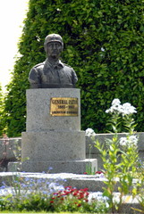 Statue du Général Patton, buste sur socle, fleurs blanches en premier plan, ville d'Avranches, département de la Manche, France	