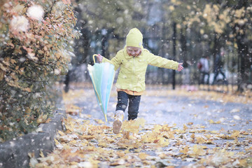 Fototapeta premium Kids walk in the park first snow