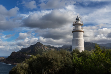 Fototapeta na wymiar Leuchtturm an der Küste von Port de Soller auf Mallorca
