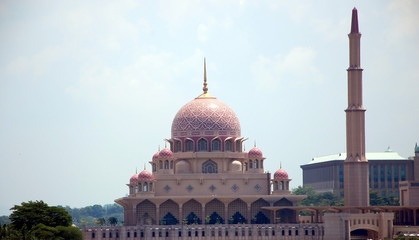 Fototapeta na wymiar Putra Mosque (Masjid Putra ) in Putrajaya, Malaysia